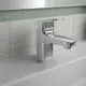 Waschtischarmatur aus glänzendem Chrom mit seitlichem Hebel zum Wasserstrahl regulieren. Ideal Standard Produkt, montiert auf hellen Fliesen.
